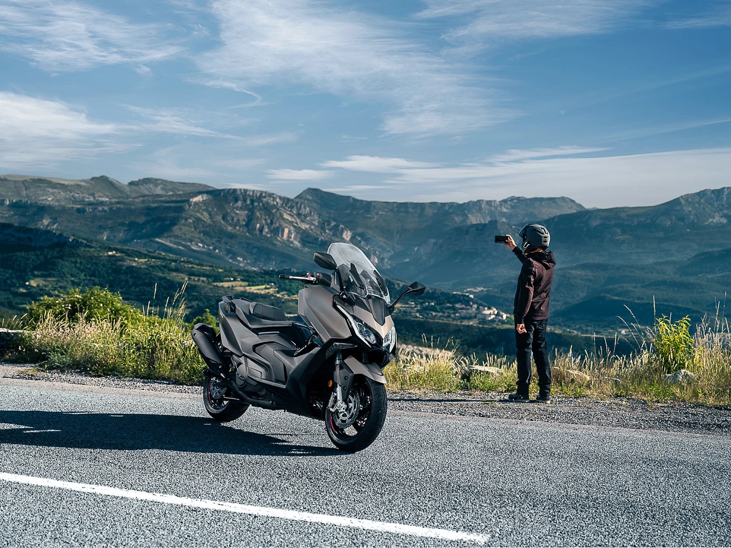 are scuterul kymco ak 550 premium suficient spatiu de depozitare